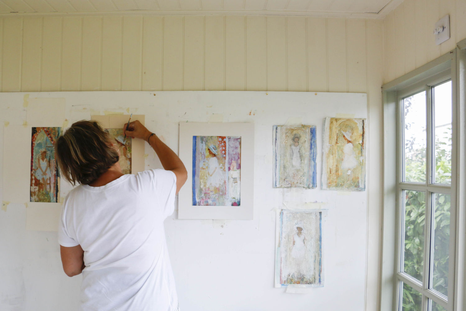 Sally-Anne uses her ShofficePlus as her artist's studio. Situated at the end of the garden, her retreat can be enjoyed by the whole family whilst she paints. Read her case study on Garden Escape by Malvern Garden Buildings.