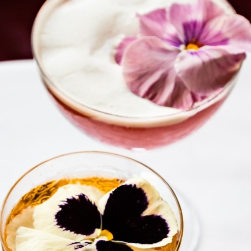 Cocktails with edible flowers